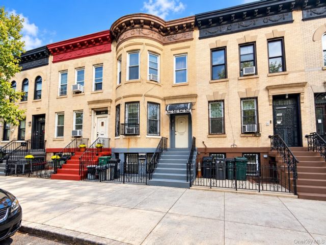  5 BR,  3.00 BTH &nbsp;House style home in Crown Heights