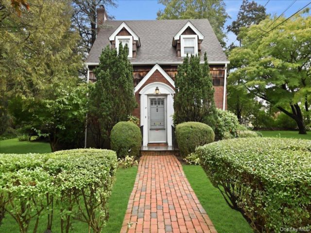  4 BR,  3.00 BTH &nbsp;Colonial style home in Hempstead