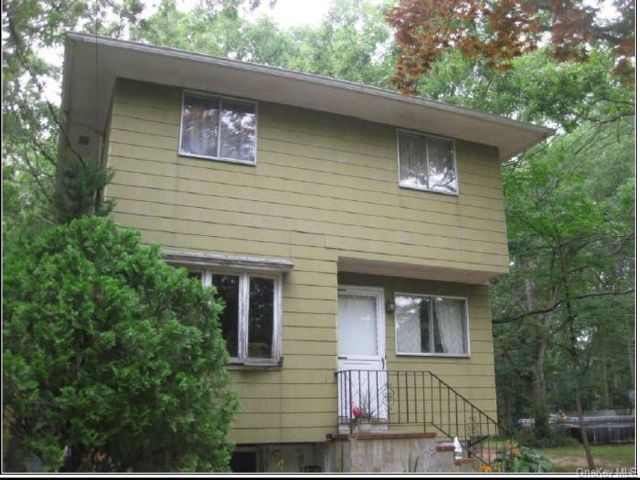  4 BR,  3.00 BTH &nbsp;Colonial style home in Miller Place