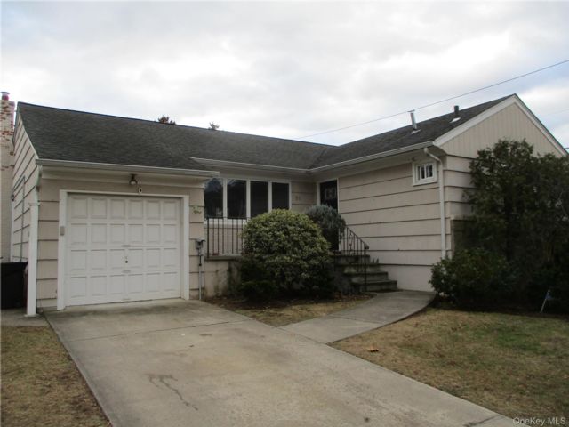  3 BR,  2.00 BTH &nbsp;Cabin style home in North Woodmere