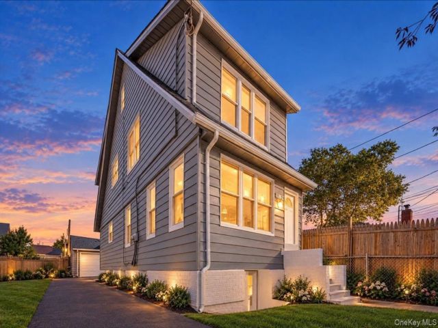  5 BR,  2.00 BTH &nbsp;House style home in East Elmhurst
