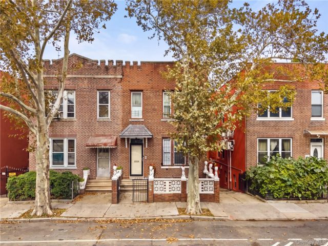  8 BR,  5.00 BTH &nbsp;House style home in Soundview