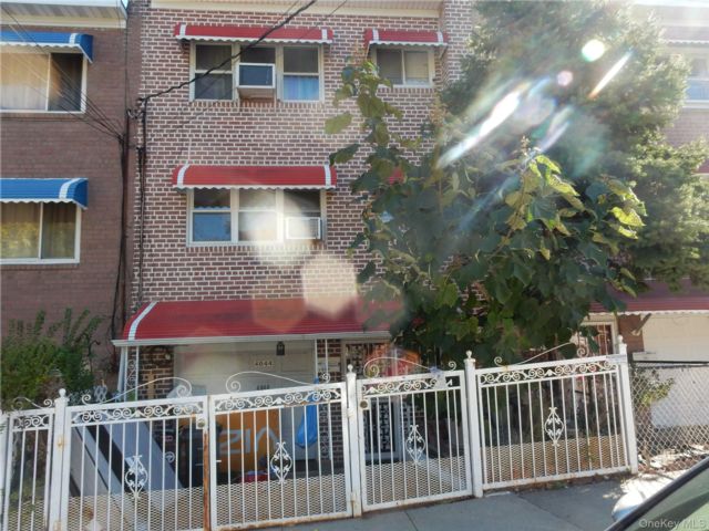  3 BR,  1.00 BTH &nbsp;Colonial style home in Wakefield