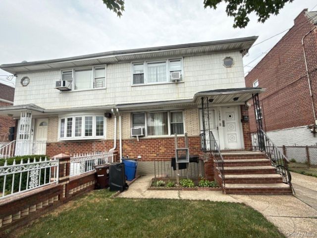  6 BR,  2.00 BTH &nbsp;Colonial style home in Canarsie