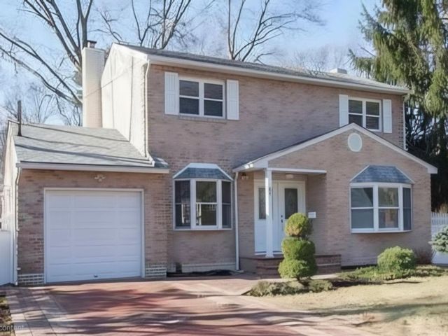 4 BR,  2.00 BTH &nbsp;Colonial style home in Ronkonkoma