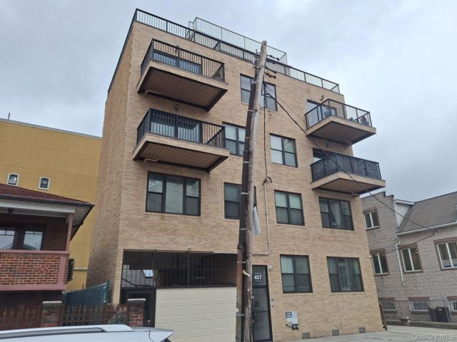  1 BR,  1.00 BTH &nbsp;Mid rise style home in Brighton Beach