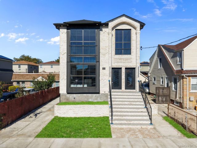  6 BR,  5.00 BTH &nbsp;House style home in Rosedale