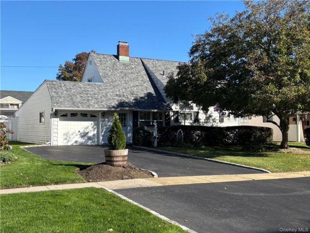  4 BR,  2.00 BTH &nbsp;Exp cape style home in Westbury