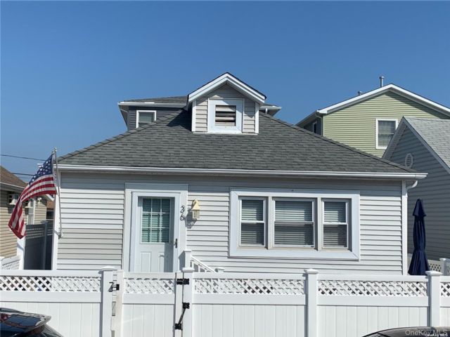  3 BR,  1.00 BTH &nbsp;Ranch style home in Long Beach