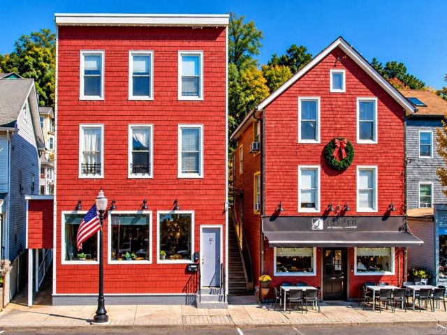  8 BR,  4.00 BTH &nbsp;Colonial style home in Croton-on-hudson