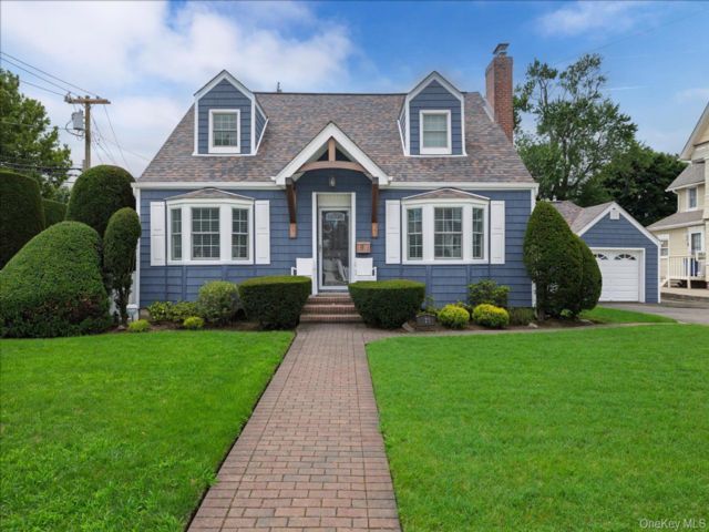  3 BR,  2.00 BTH &nbsp;Cape cod style home in East Rockaway