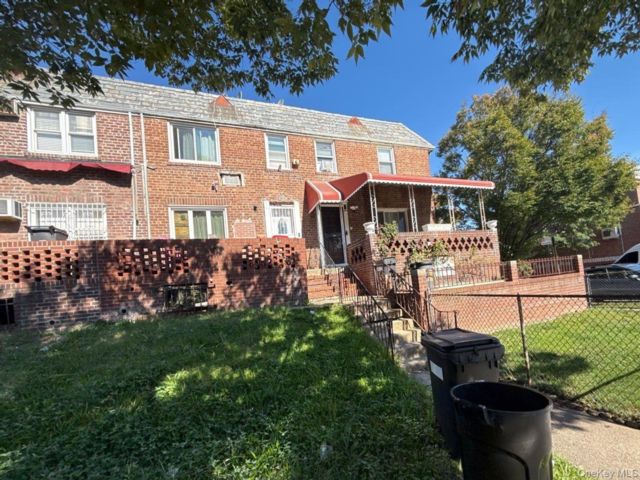  3 BR,  3.00 BTH &nbsp;Colonial style home in Flushing
