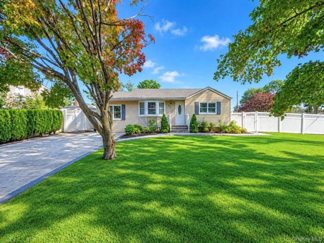  3 BR,  1.00 BTH &nbsp;Ranch style home in Port Jefferson