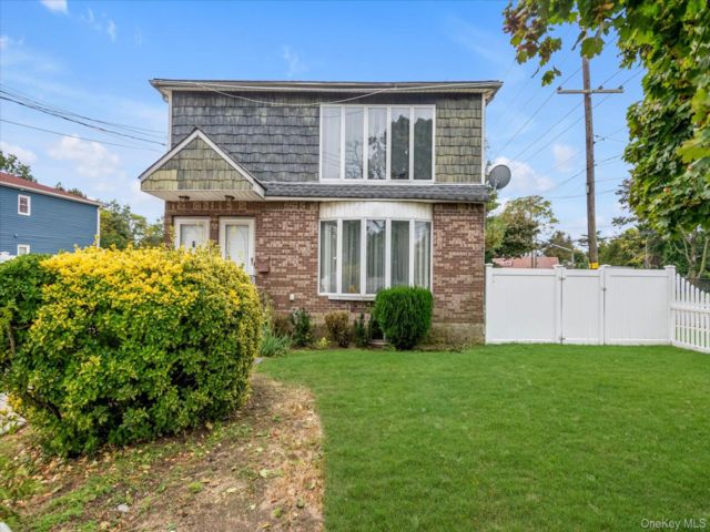  6 BR,  4.00 BTH &nbsp;House style home in Elmont