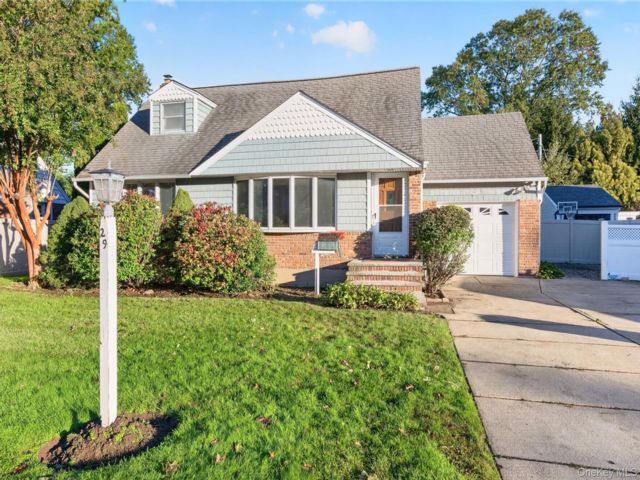  4 BR,  2.00 BTH &nbsp;Cape cod style home in Westbury