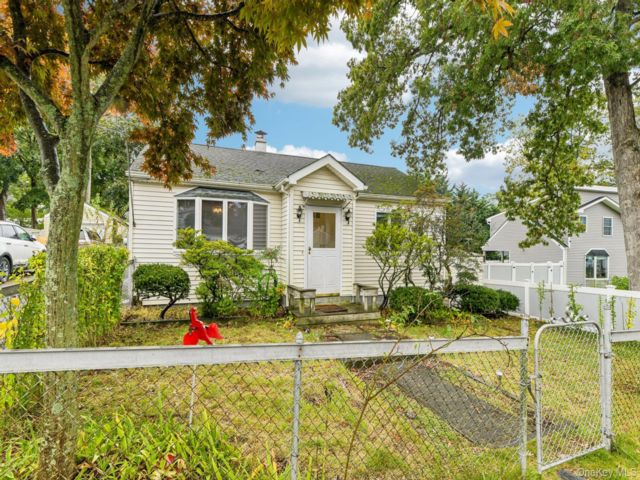  3 BR,  1.00 BTH &nbsp;Ranch style home in Huntington Station