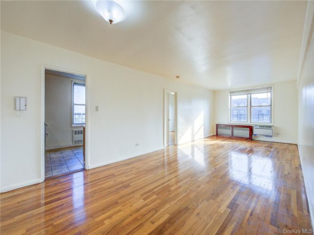  2 BR,  1.00 BTH &nbsp;Mid rise style home in Woodside