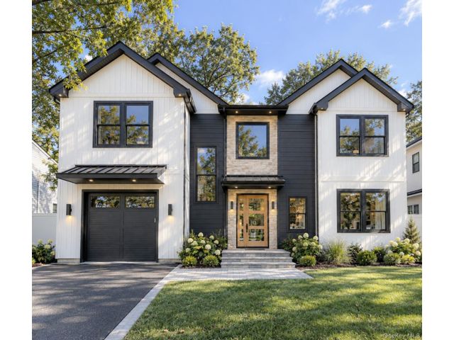  5 BR,  4.00 BTH &nbsp;Colonial style home in Massapequa Park