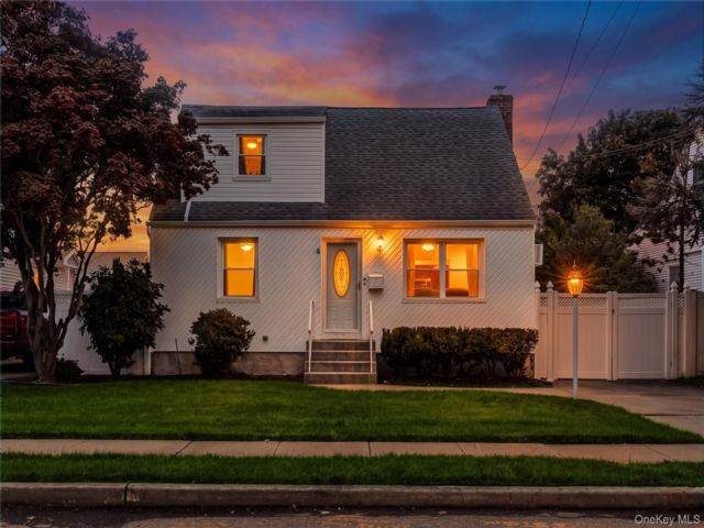  4 BR,  2.00 BTH &nbsp;Exp cape style home in Wantagh