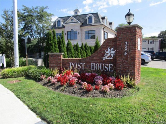  1 BR,  1.00 BTH &nbsp;House style home in Westbury