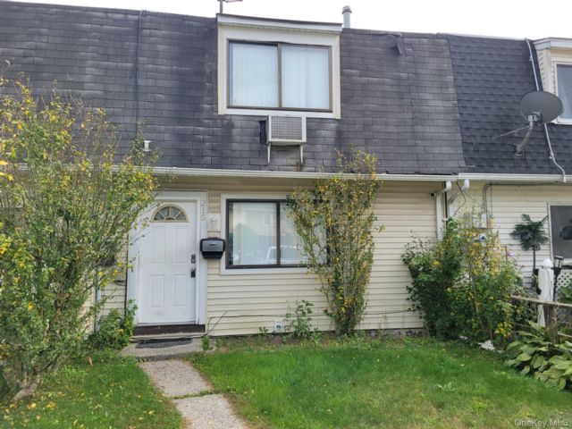 3 BR,  2.00 BTH &nbsp;House style home in Maybrook