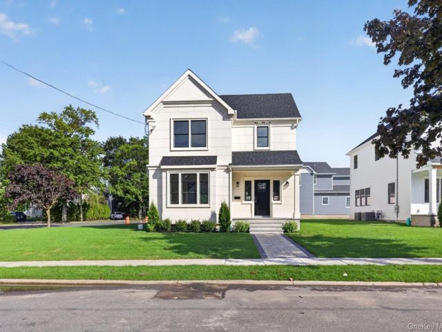  4 BR,  4.00 BTH &nbsp;Colonial style home in Albertson