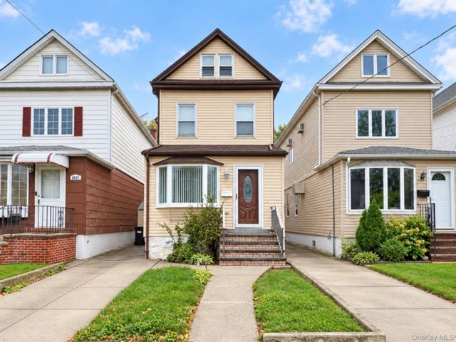  3 BR,  1.00 BTH &nbsp;Colonial style home in Glendale
