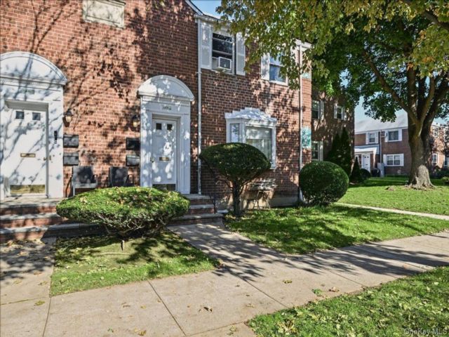  1 BR,  1.00 BTH &nbsp;Garden style home in Glen Oaks
