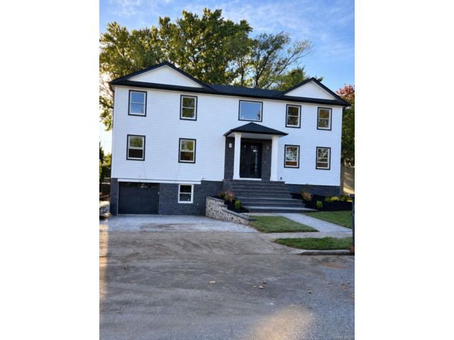  6 BR,  5.00 BTH &nbsp;Colonial style home in Jericho