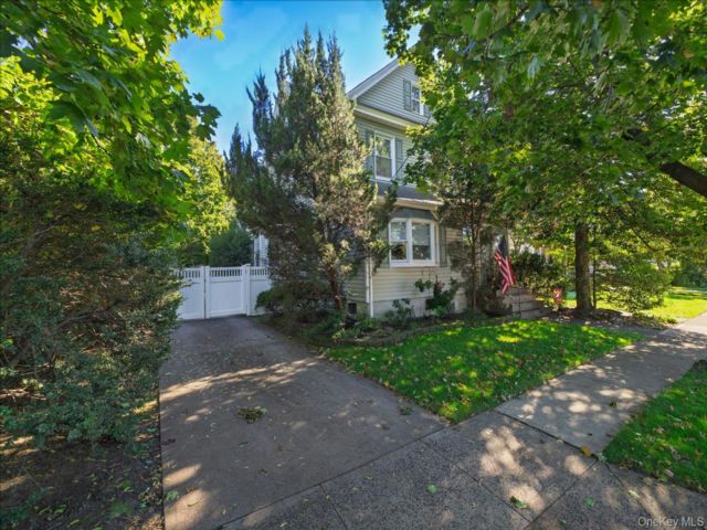  4 BR,  2.00 BTH &nbsp;Colonial style home in Oceanside