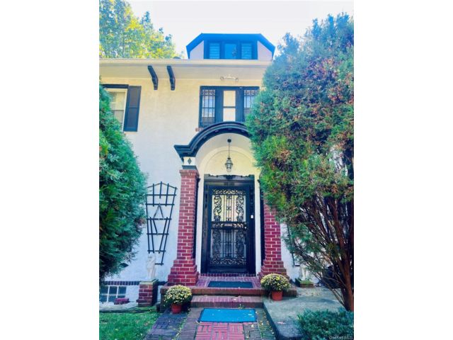  4 BR,  4.00 BTH &nbsp;Craftsman style home in Richmond Hill North