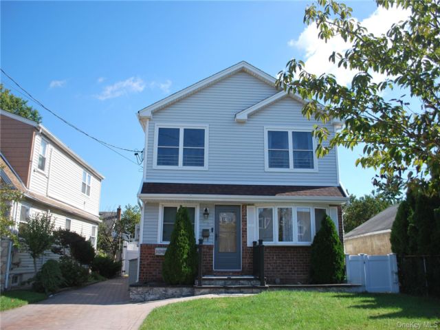  4 BR,  3.00 BTH &nbsp;Exp cape style home in Mineola