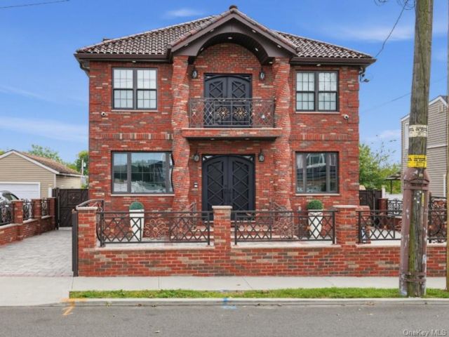  4 BR,  4.00 BTH &nbsp;Colonial style home in Floral Park