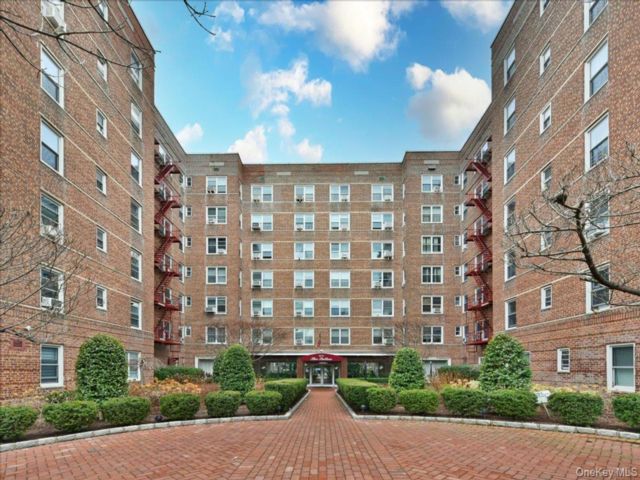  2 BR,  1.00 BTH &nbsp;Mid rise style home in Rego Park
