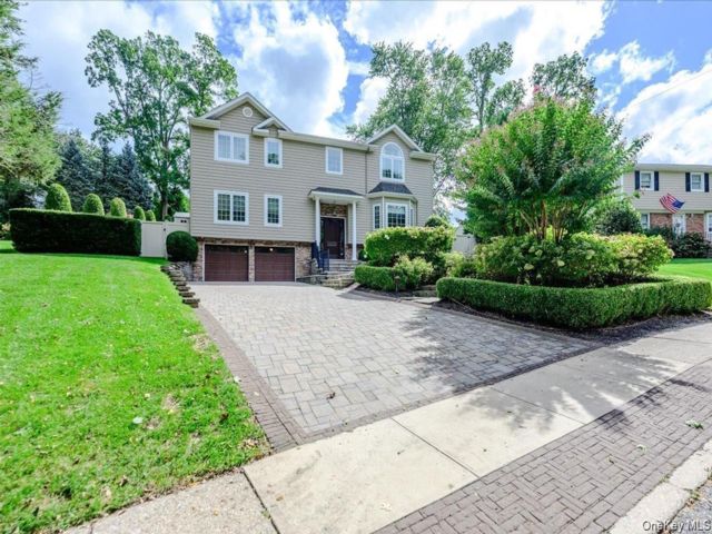  4 BR,  5.00 BTH &nbsp;Colonial style home in Huntington