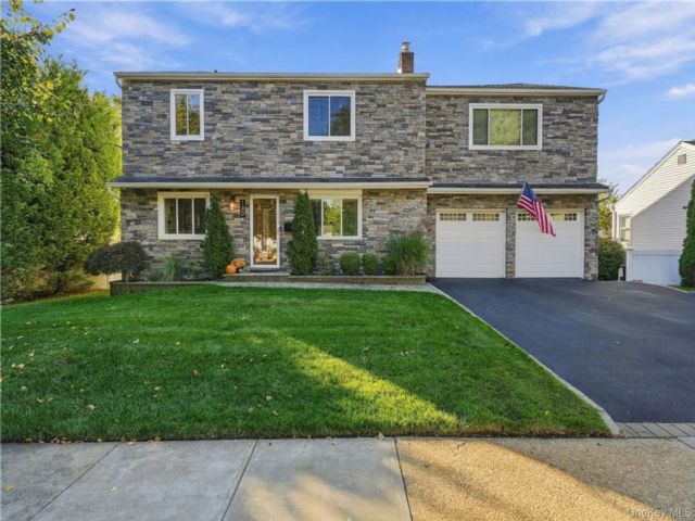  7 BR,  5.00 BTH &nbsp;Colonial style home in Massapequa