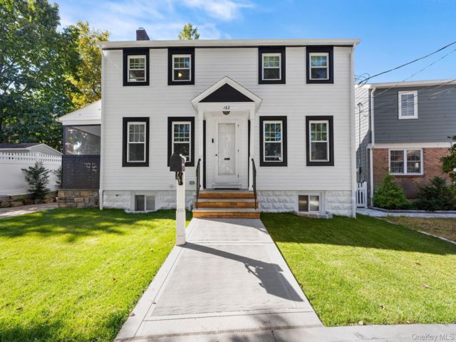  4 BR,  2.00 BTH &nbsp;Colonial style home in Tottenville