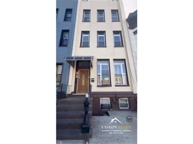  3 BR,  1.00 BTH &nbsp;Full floor apar style home in East New York