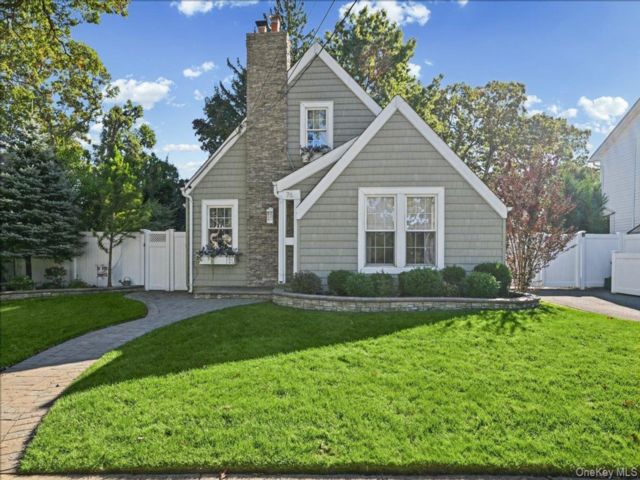  3 BR,  2.00 BTH &nbsp;Tudor style home in Farmingdale