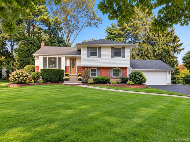  3 BR,  2.00 BTH &nbsp;Split level style home in East Northport