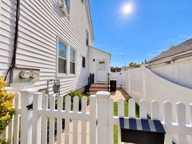  2 BR,  1.00 BTH &nbsp;Colonial style home in Williston Park