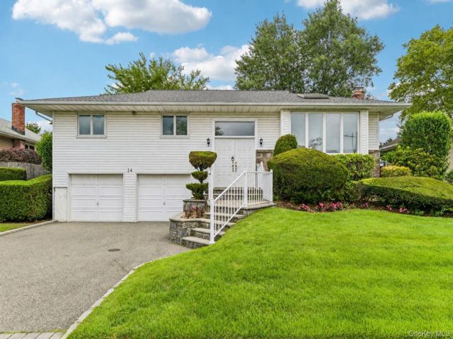  4 BR,  3.00 BTH &nbsp;Split level style home in Plainview
