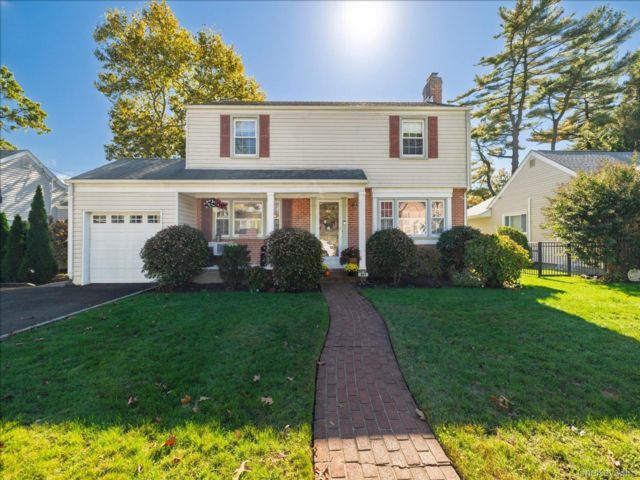  3 BR,  3.00 BTH &nbsp;Colonial style home in Rockville Centre