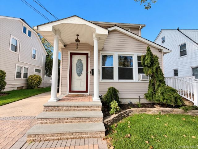  2 BR,  1.00 BTH &nbsp;Colonial style home in Williston Park