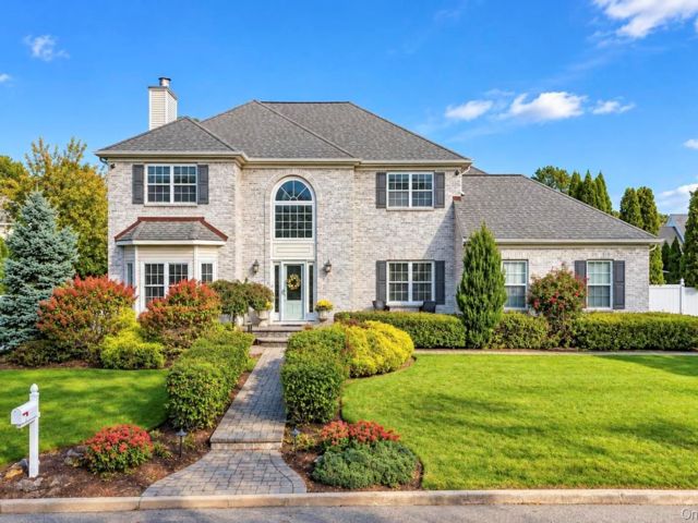  4 BR,  3.00 BTH &nbsp;Colonial style home in Selden