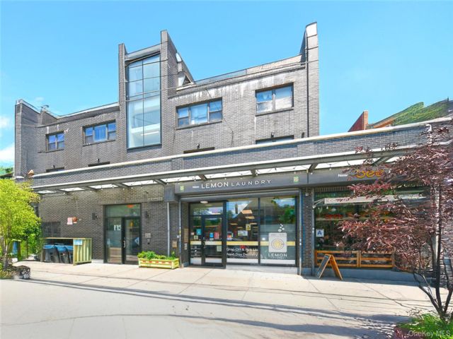 Studio,  0.00 BTH &nbsp;Commercial style home in Woodside
