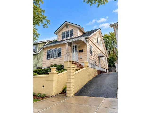  5 BR,  2.00 BTH &nbsp;House style home in Wakefield