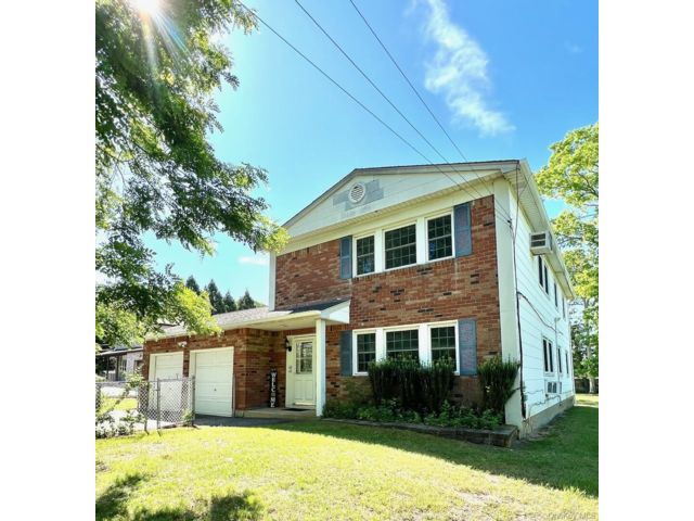  3 BR,  1.00 BTH &nbsp;Colonial style home in East Islip