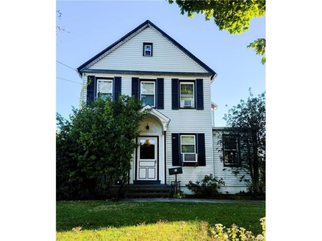  3 BR,  2.00 BTH &nbsp;Colonial style home in Great Neck