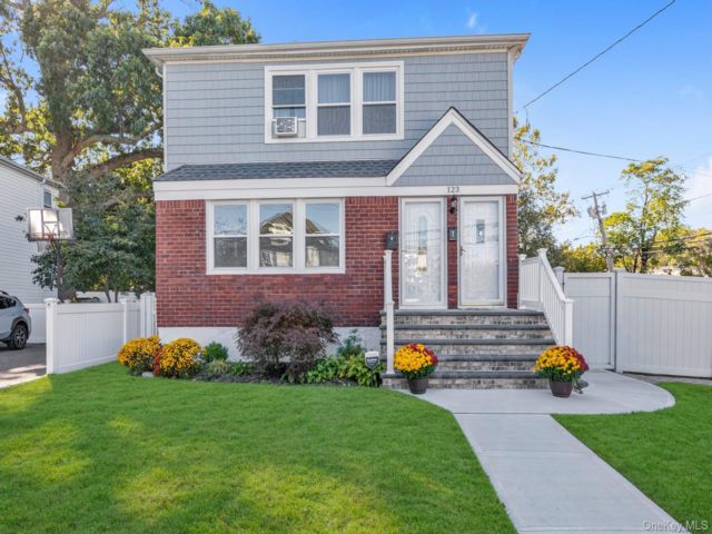  6 BR,  3.00 BTH &nbsp;Colonial style home in Lynbrook